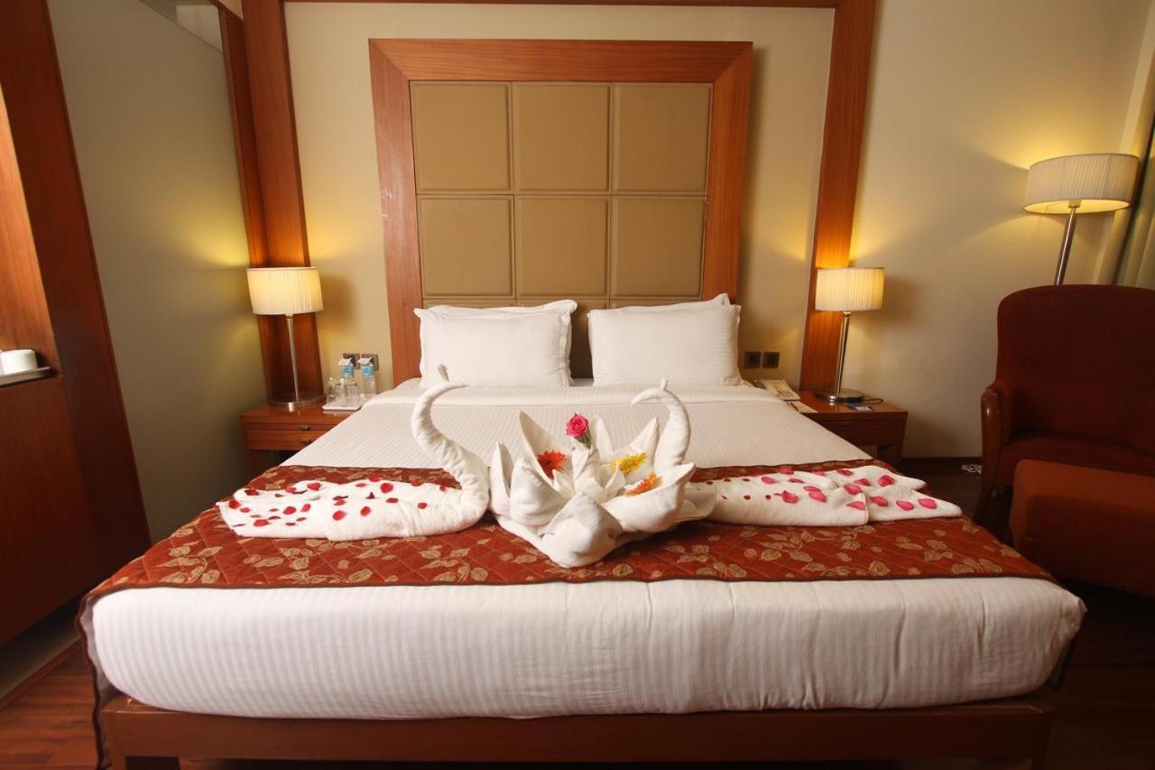 The Sky Imperial, Thaltej Hotel Ахмедабад Екстериор снимка