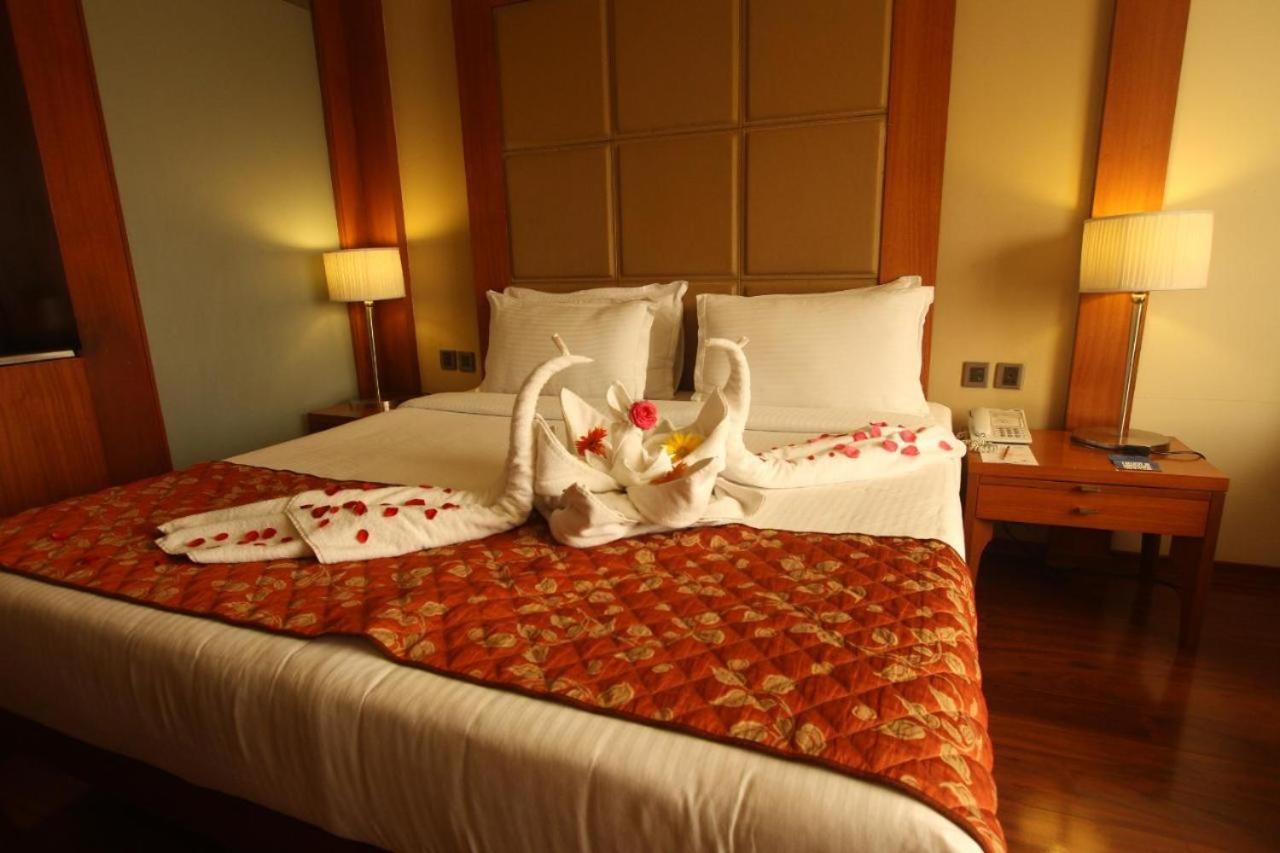 The Sky Imperial, Thaltej Hotel Ахмедабад Екстериор снимка