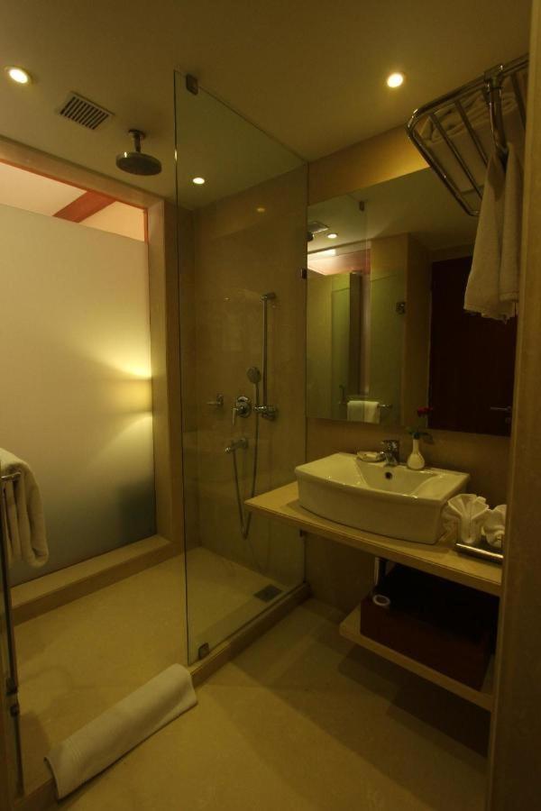 The Sky Imperial, Thaltej Hotel Ахмедабад Екстериор снимка
