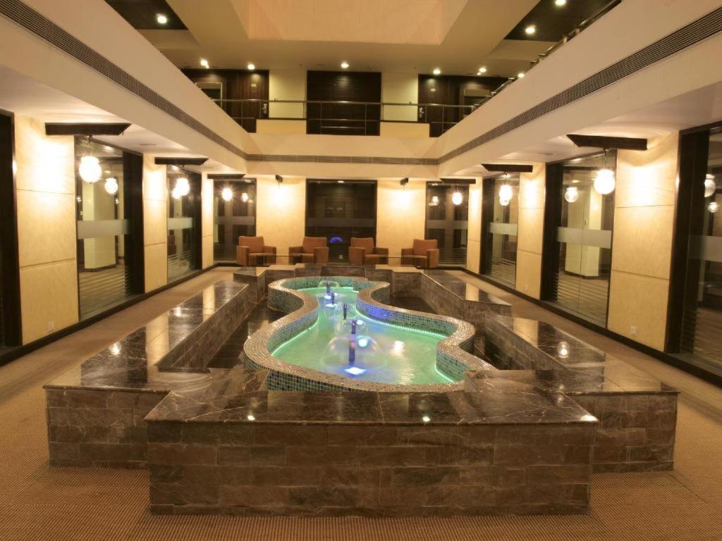 The Sky Imperial, Thaltej Hotel Ахмедабад Екстериор снимка