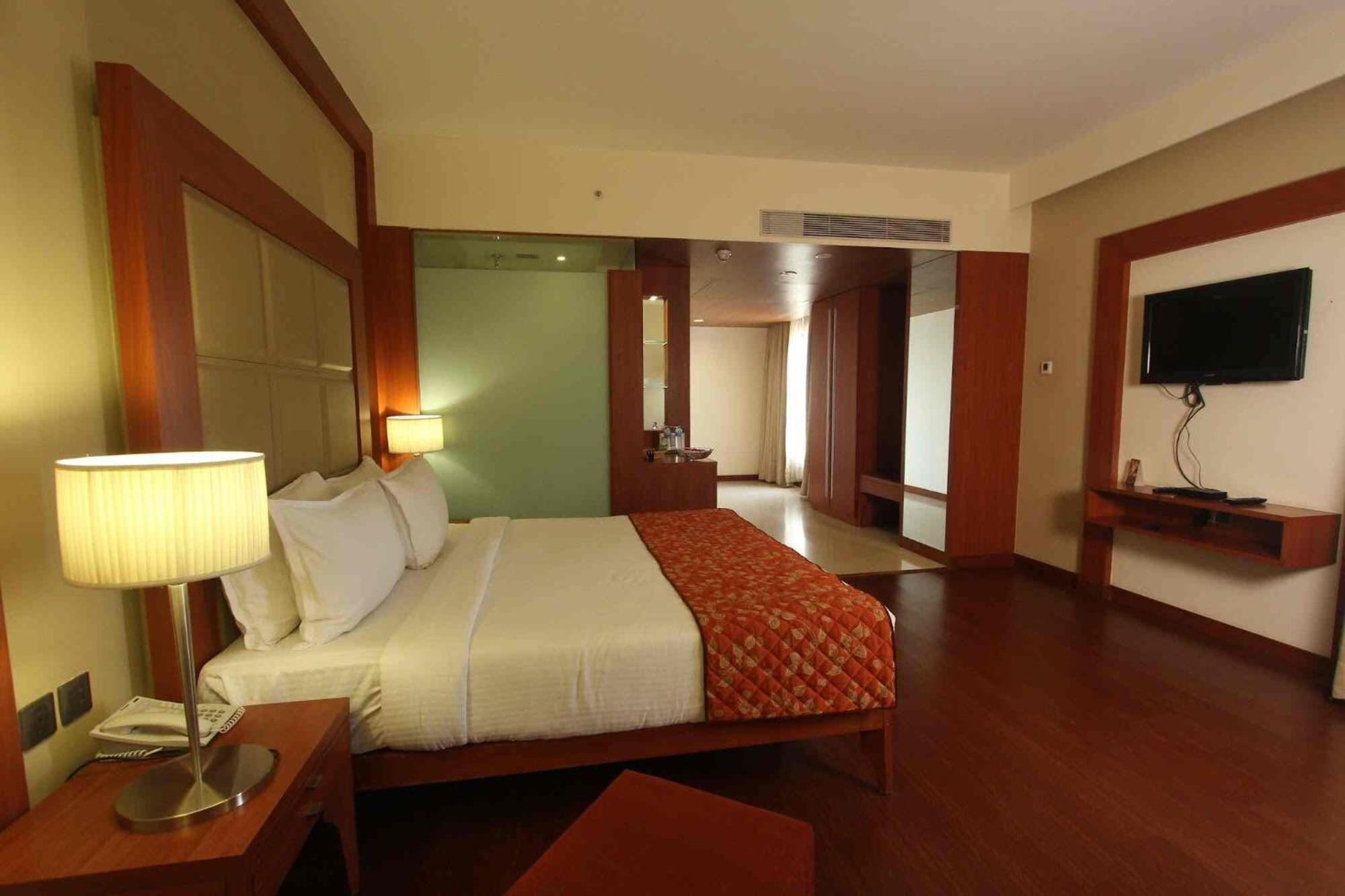 The Sky Imperial, Thaltej Hotel Ахмедабад Екстериор снимка