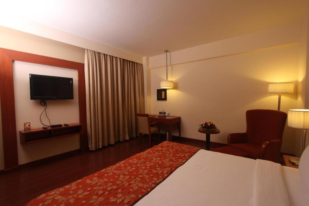 The Sky Imperial, Thaltej Hotel Ахмедабад Екстериор снимка