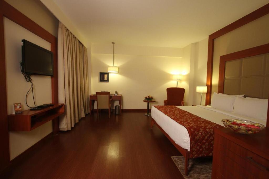 The Sky Imperial, Thaltej Hotel Ахмедабад Екстериор снимка