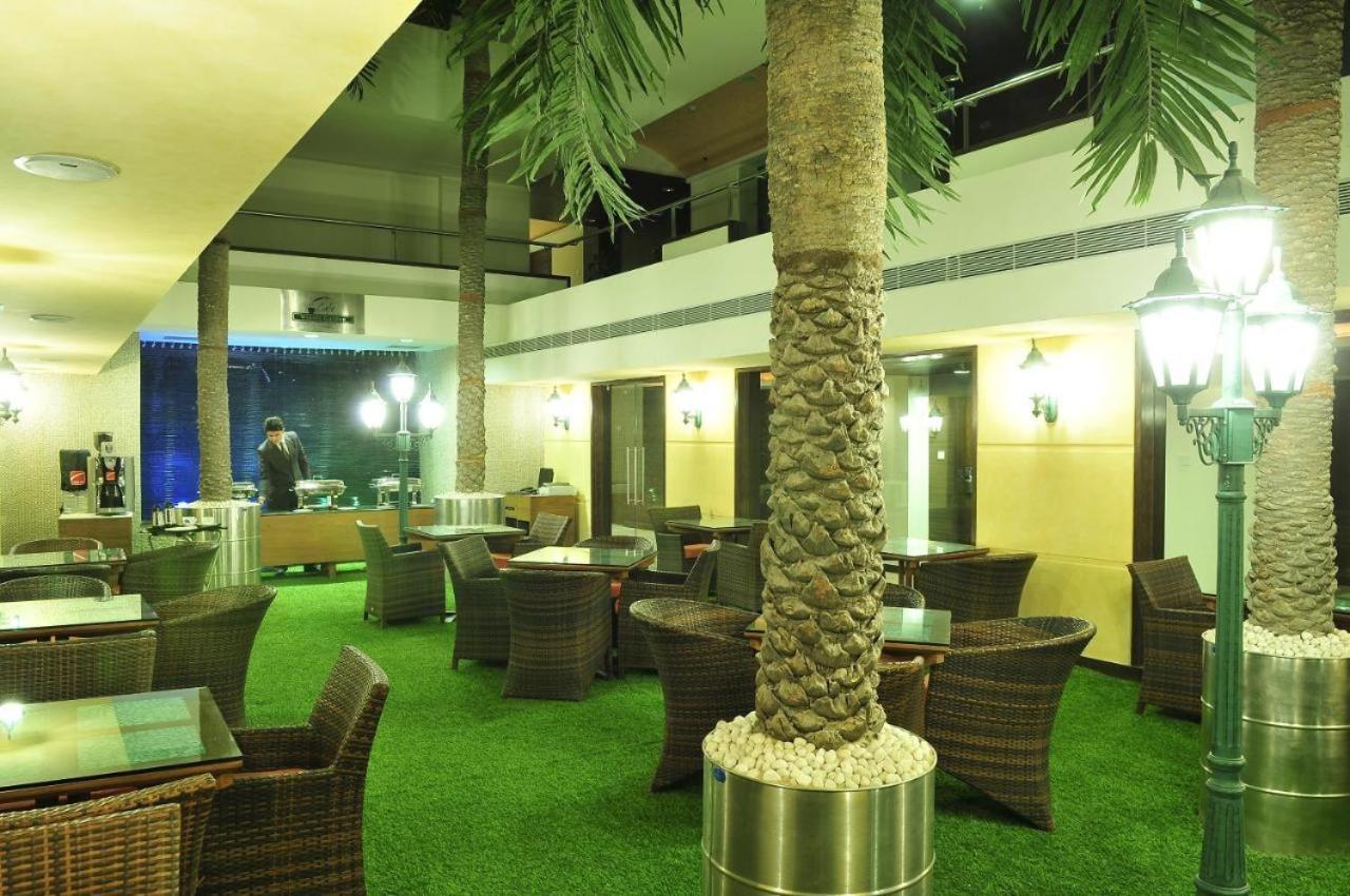 The Sky Imperial, Thaltej Hotel Ахмедабад Екстериор снимка