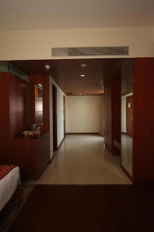 The Sky Imperial, Thaltej Hotel Ахмедабад Екстериор снимка