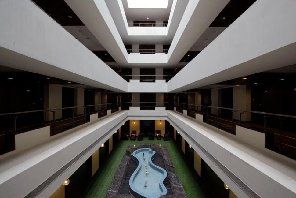 The Sky Imperial, Thaltej Hotel Ахмедабад Екстериор снимка