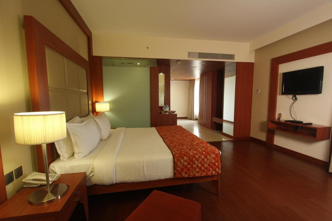 The Sky Imperial, Thaltej Hotel Ахмедабад Екстериор снимка
