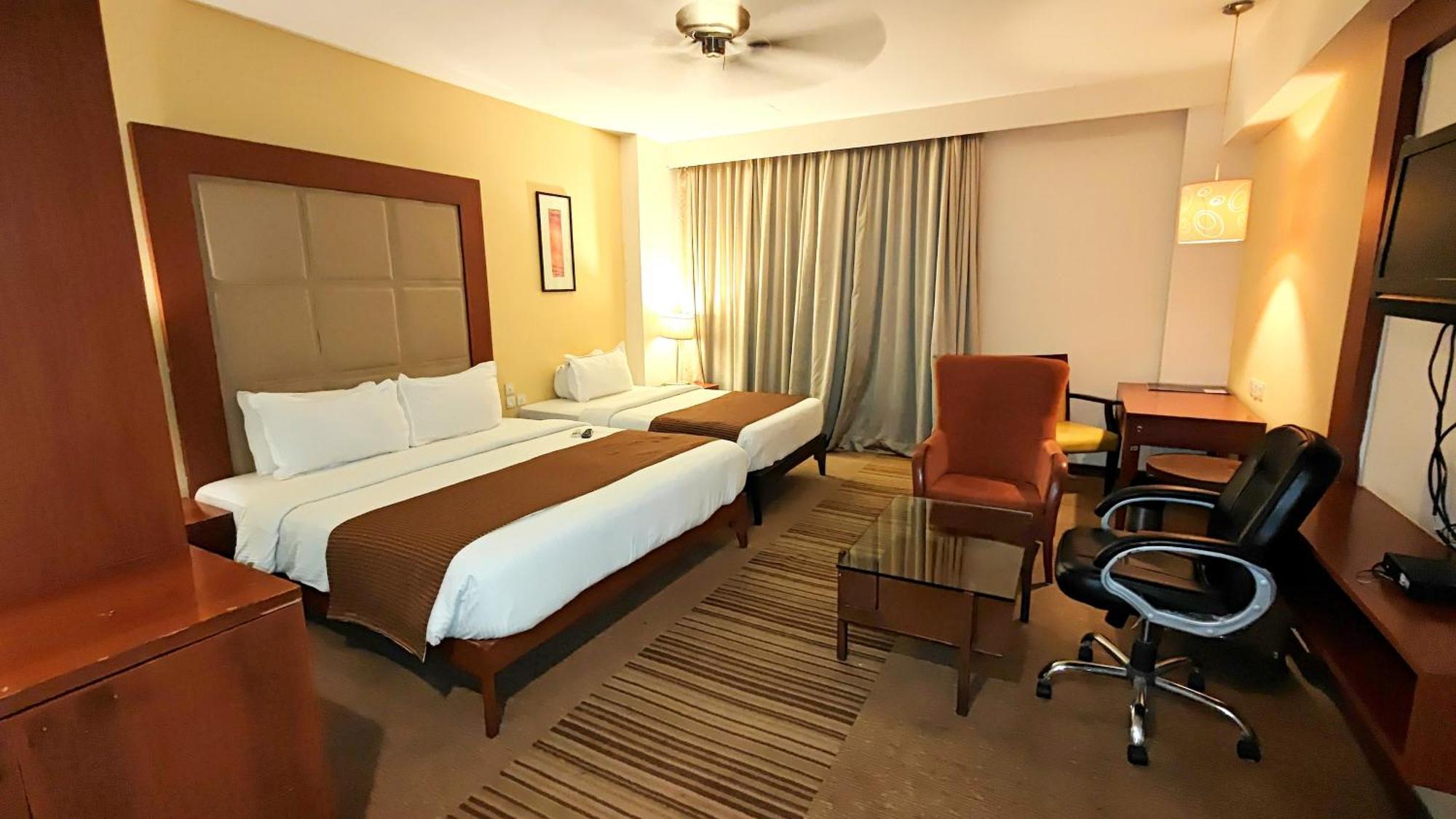 The Sky Imperial, Thaltej Hotel Ахмедабад Екстериор снимка