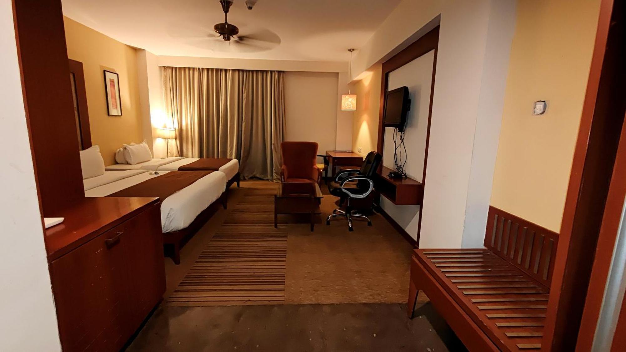 The Sky Imperial, Thaltej Hotel Ахмедабад Екстериор снимка
