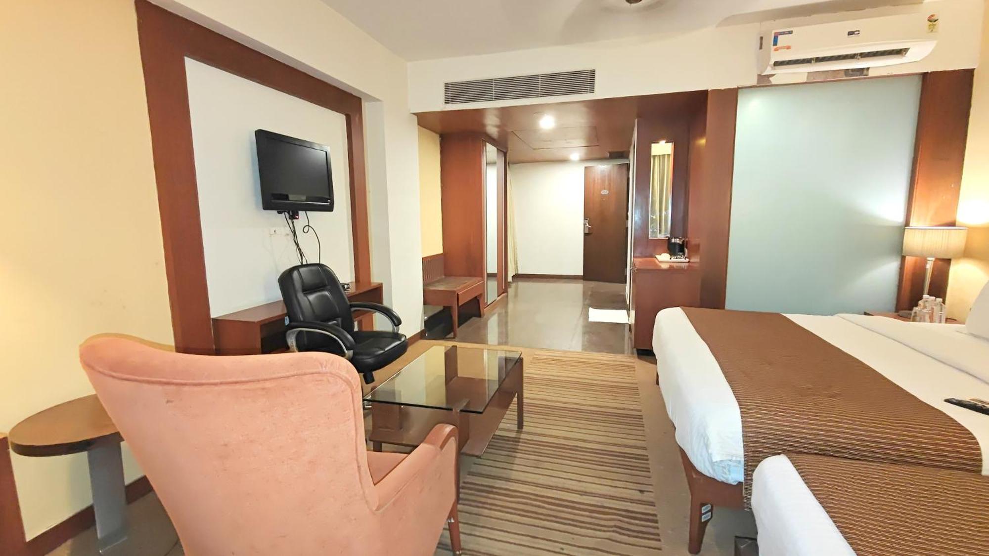 The Sky Imperial, Thaltej Hotel Ахмедабад Екстериор снимка