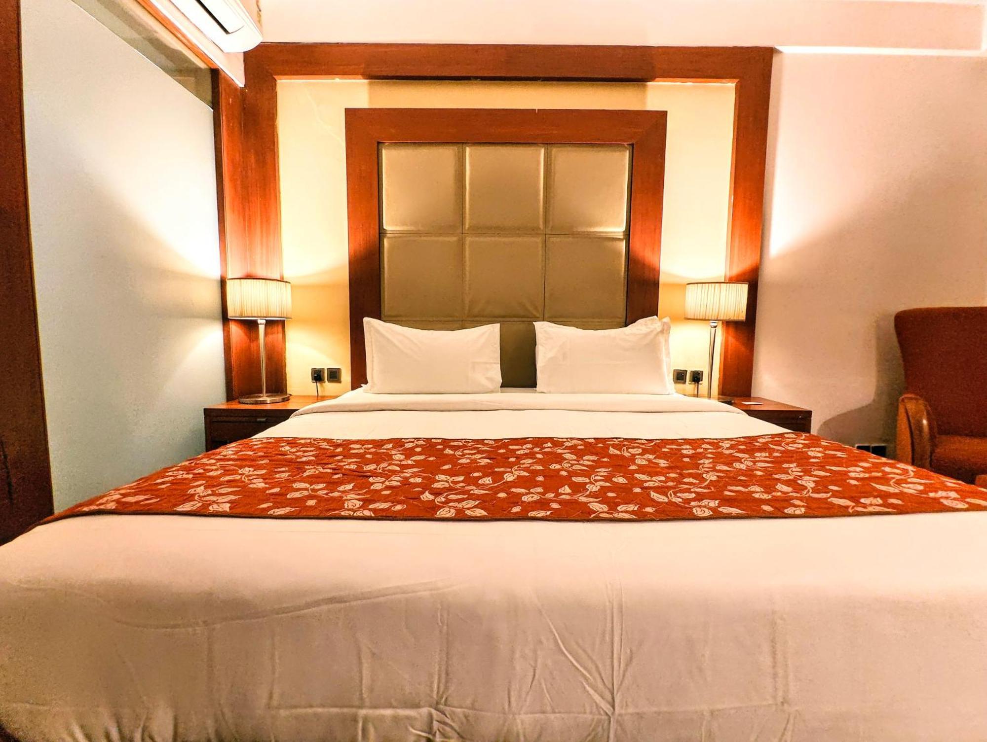 The Sky Imperial, Thaltej Hotel Ахмедабад Екстериор снимка