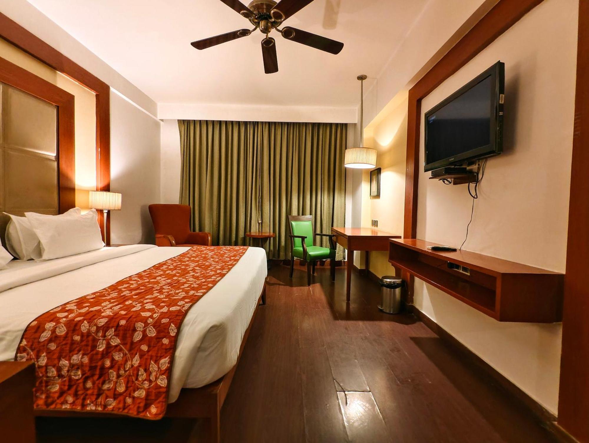 The Sky Imperial, Thaltej Hotel Ахмедабад Екстериор снимка